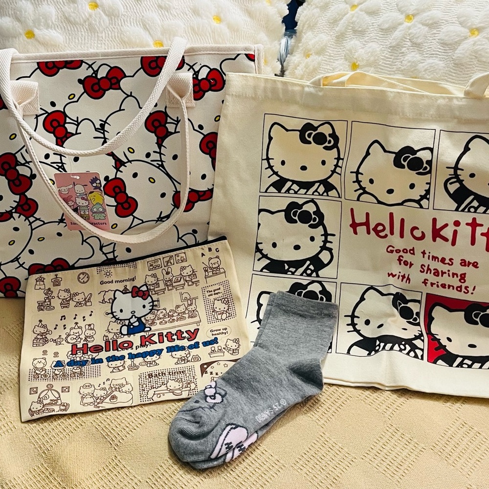 Hello Kitty Kids Tote Bag Set-1 Heavy Zippered Tote, 1 Open, 1 Cosmetic & socks - Picture 1 of 13